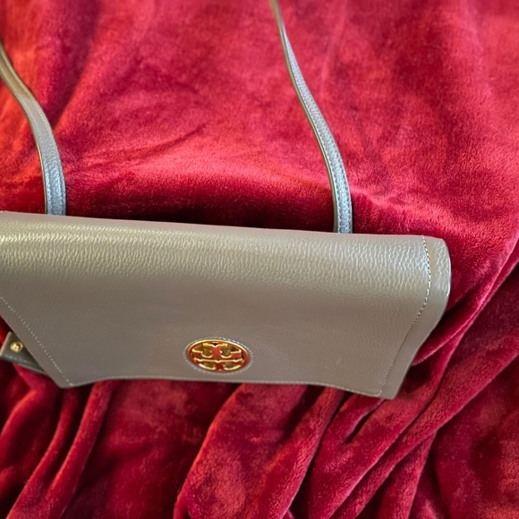 Tory Burch Carson crossbody bag in taupe - Picture 3 of 8